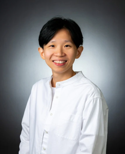 盛 虹<br>Dr SHENG Hung