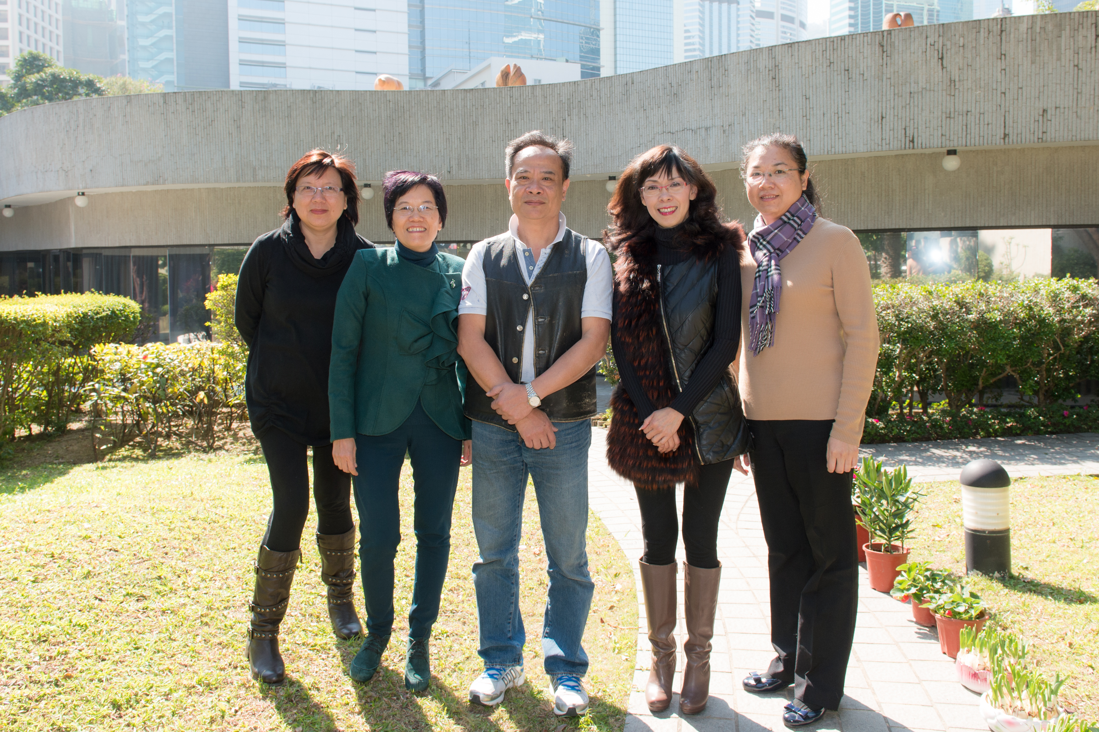 行政部门超过二十五年之职员