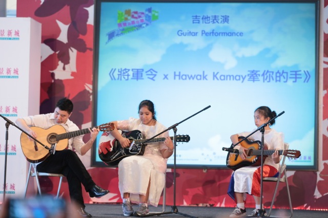 學生表演中