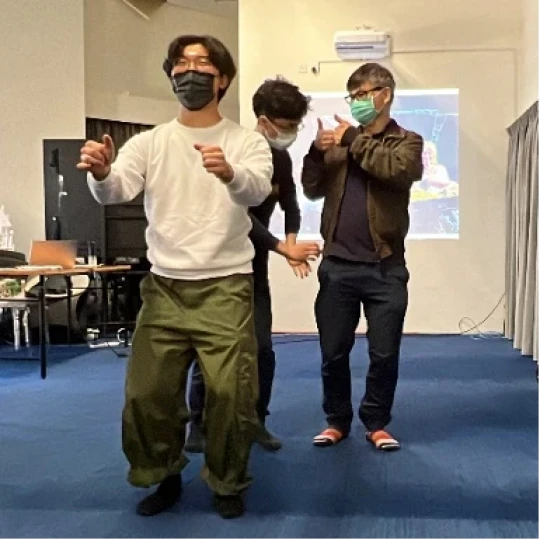 患有聽力障礙的國際舞台演員吳志偉（右一）和戲劇學院學生表演了一段關於乘搭的士的默劇。