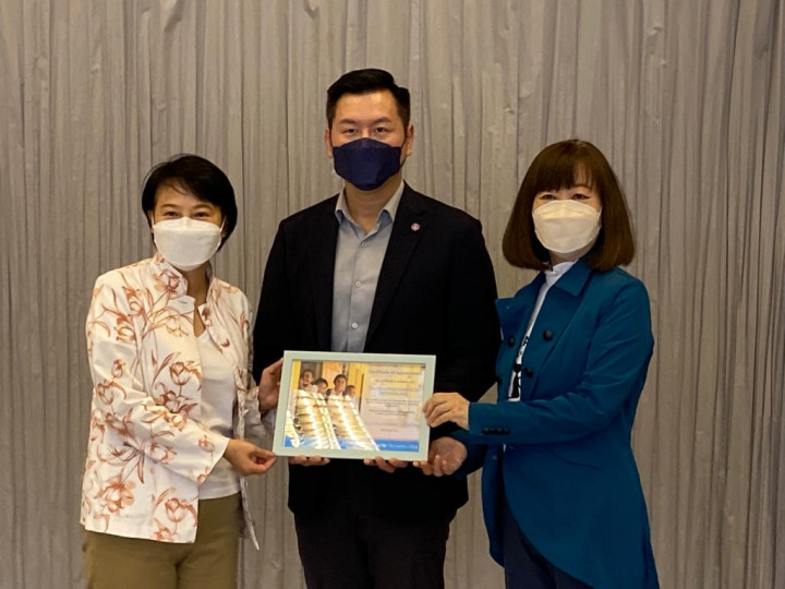 Members of Hong Kong Committee for UNICEF Mrs Cherry Tse, GBS (left) and Dr Barbara Lam, JP (right) present a souvenir to Mr Christopher Ng, Principal Head (External Affairs) ​of The Hong Kong Academy for Performing Arts