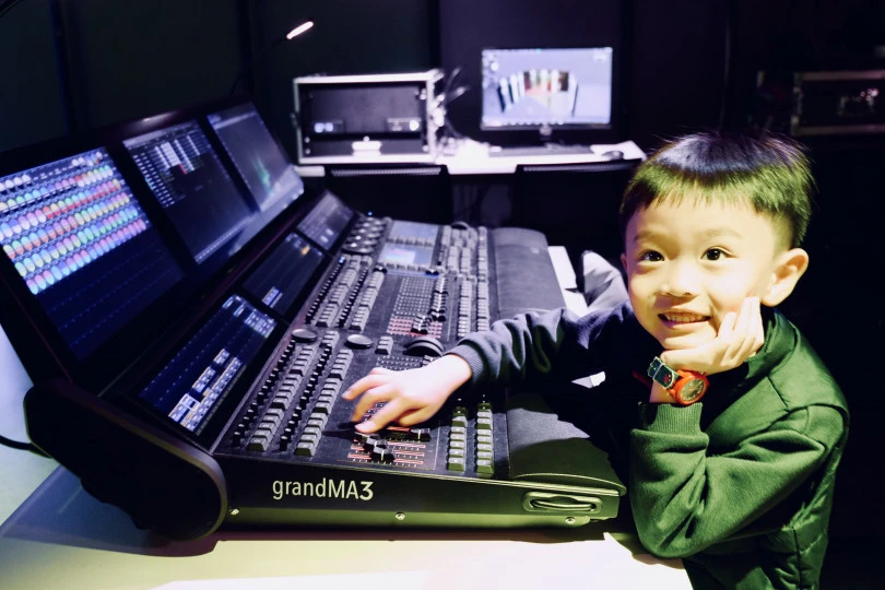 HKAPA “Live in the Moment” Photo Contest Merit Award｜“小小燈光師 — Little Lighting Boy” by Choi Chi-yeung, Lawrence