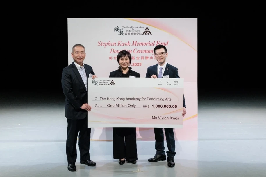 Mr. Chapman Ngan, Academy Deputy Director (Administration) (Right one), expressed his gratitude to Ms. Vivian Kwok and Mr. Charles Kwok for their generous donation.