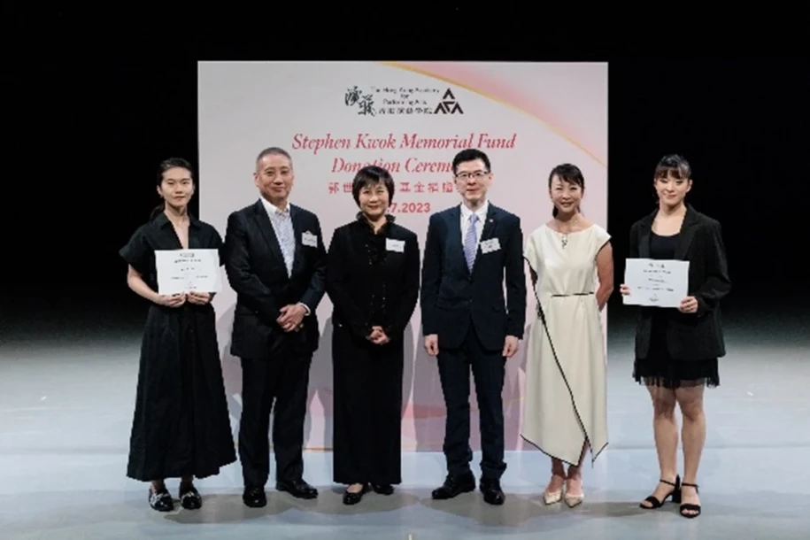 (From left two) Mr. Charles Kwok, Ms. Vivian Kwok, Mr. Chapman Ngan, Academy Deputy Director (Administration) and Professor Anna CY Chan, Dean of Dance, with the two recipients of the Stephen Kwok Memorial Fund at the ceremony. 