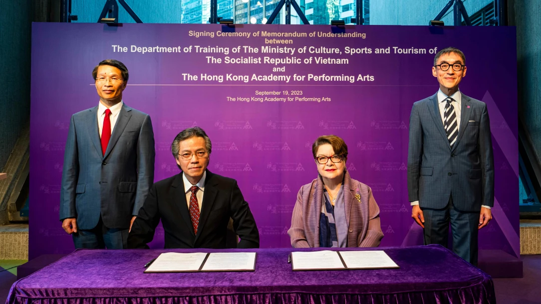 Associate Professor Dr. Le Anh Tuan, Director General of the Department of Training of Vietnam (2nd left), and Professor Gillian Choa, Director of HKAPA (2nd right) signed the MOU. Witnessing the signing of the MOU were Professor Douglas So, Acting Council Chairman of HKAPA (1st right), and H.E. Mr. Pham Binh Dam, Consul-General of Vietnam in Hong Kong (1st left).